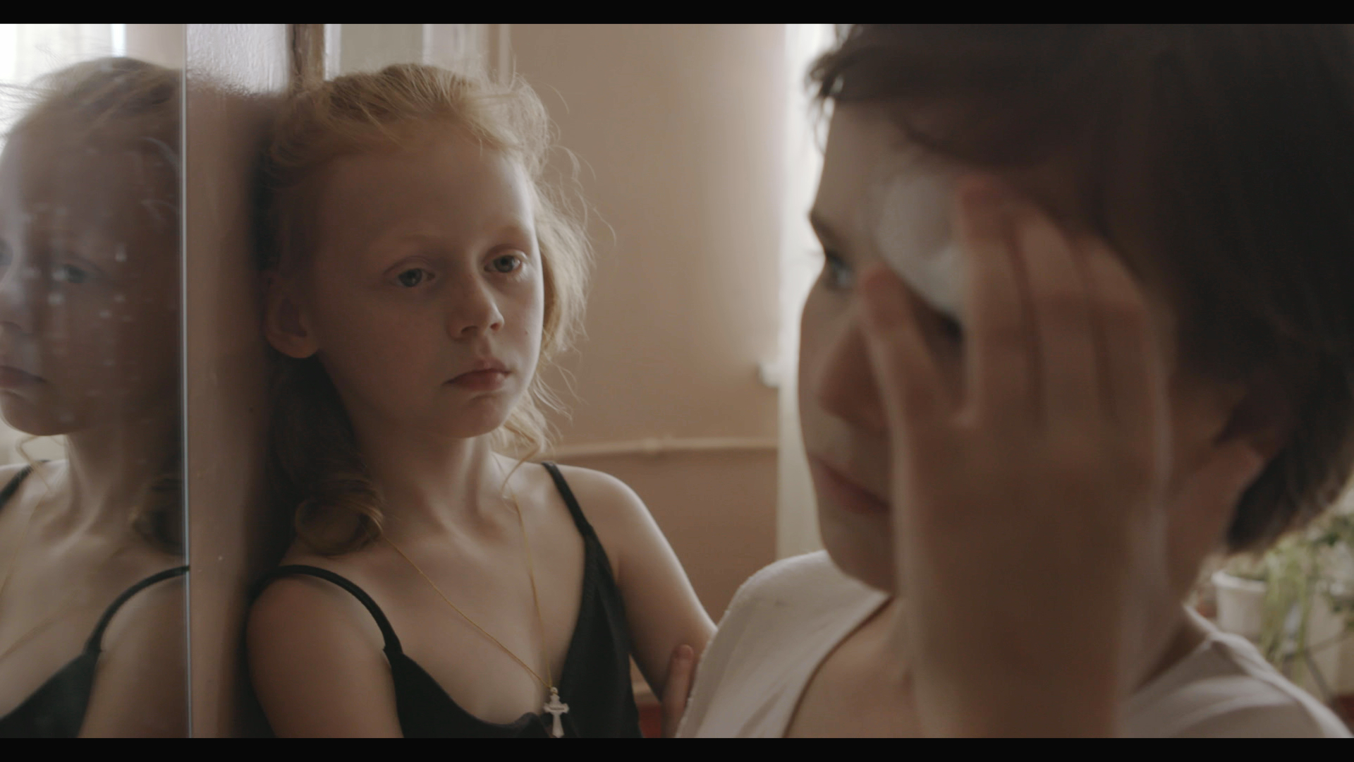 dívka hledící na druhou